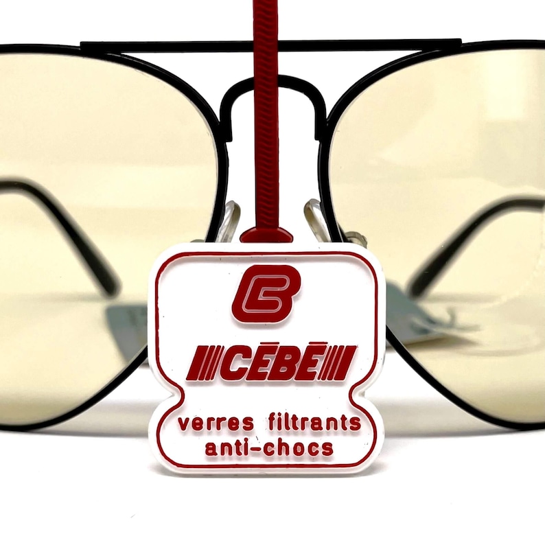 Puede incluir: Una taza de cer&aacute;mica blanca con un asa negra y el texto "But First, Coffee" en negro, con una fuente de estilo manuscrito. La taza est&aacute; sobre una superficie blanca.