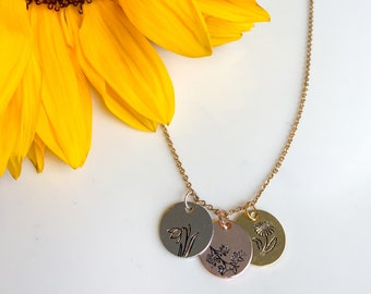 Pendentif fleur de naissance estampé à la main - or, argent ou or rose - cadeau de mère, cadeau d'anniversaire, cadeau personnalisé