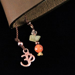 BOOKMARK segno Om oro rosa con Ematite, Peridoto, Carneol, cristallo