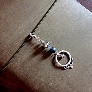 CHARM シルバーリング クラウン付き ダークブルーグリマーパール
