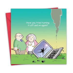 Op de afbeelding: Grappige wenskaart met een cartoon illustratie van een ouder echtpaar en een kapotte laptop. De kaart heeft de tekst "Heb je geprobeerd hem uit en weer aan te zetten?" De kaart zit in een rode envelop.