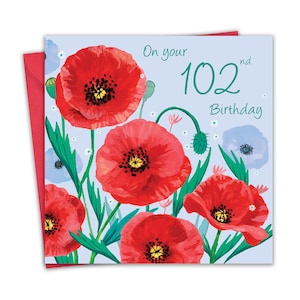 Puede incluir: Tarjeta de cumpleaños con amapolas rojas vibrantes y centros negros sobre un fondo azul claro. El texto "On your 102nd Birthday" está escrito en turquesa.