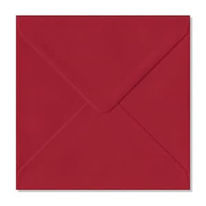 Op de afbeelding: Een vierkante envelop in bordeauxrood.