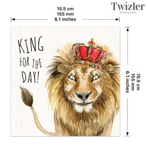 Op de afbeelding: Een kaart met een cartoon leeuw die een rode en gouden kroon draagt. De tekst op de kaart luidt "KING FOR THE DAY!"