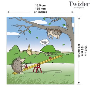 Może przedstawiać: Kartka okolicznościowa z kresk&oacute;wkową ilustracją dw&oacute;ch jeży na huśtawce. Jeden jeż wisi do g&oacute;ry nogami na gałęzi drzewa i m&oacute;wi "Bugger".