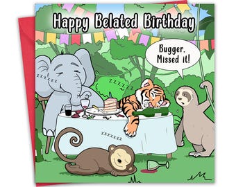Puede incluir: Una tarjeta de cumpleaños humorística que representa una escena de la jungla con animales durmiendo alrededor de una mesa con pastel y vino. El texto dice "Feliz cumpleaños atrasado. ¡Qué fastidio! ¡Te lo perdiste!"