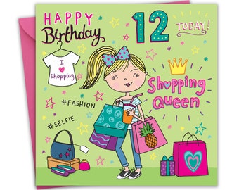 Op de afbeelding: Een groene verjaardagskaart met een cartoonmeisje dat boodschappentassen draagt. De kaart zegt "Happy Birthday 12 Today!" en "Shopping Queen".