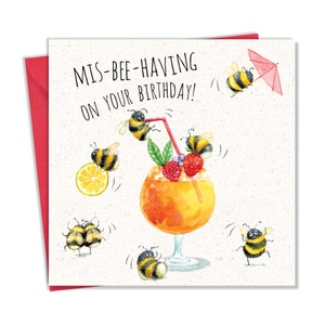 Biglietto di auguri di compleanno divertente con "Mis-Bee-Having" - Biglietto divertente per uomini o donne - Buon compleanno per lui o per lei - Umorismo sugli animali - Interno vuoto