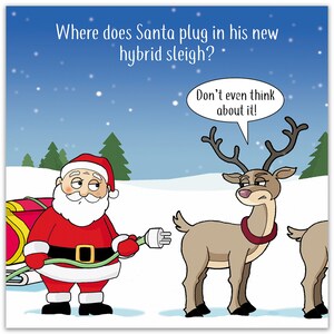 以下が含まれることがあります： ユーモラスなクリスマスのイラスト。赤い衣装を着たサンタクロースが電源コードを持ち、赤いスカーフをつけたトナカイが不機嫌そうにしています。テキストには「サンタは新しいハイブリッドそりをどこに差し込むの？」と「考えないで！」と書かれています。