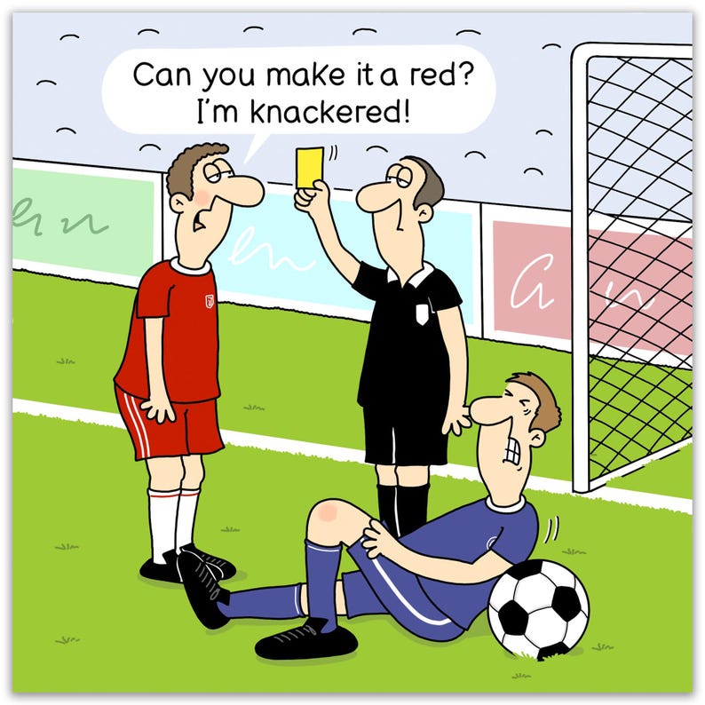 Puede incluir: Una ilustraci&oacute;n de dibujos animados de un jugador de f&uacute;tbol que le pide a un &aacute;rbitro que le d&eacute; una tarjeta roja en lugar de una tarjeta amarilla. El jugador est&aacute; tirado en el suelo con la pierna lesionada. El &aacute;rbitro sostiene una tarjeta amarilla y el jugador dice: "&iquest;Puedes hacerla roja? &iexcl;Estoy agotado!"