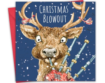Può includere: Un biglietto di Natale quadrato con una renna dei cartoni animati che suona la cornamusa. La renna ha grandi occhi ed è marrone con le corna. Il biglietto riporta le parole "CHRISTMAS BLOWOUT" in bianco su uno sfondo blu scuro con neve.