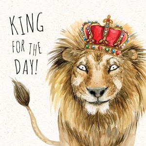 Op de afbeelding: Een aquarel-illustratie van een leeuw die een gouden kroon draagt met rode en groene juwelen. De leeuw heeft een serieuze uitdrukking en kijkt recht naar de kijker. De tekst "KING FOR THE DAY!" is in zwarte letters op een witte achtergrond geschreven.