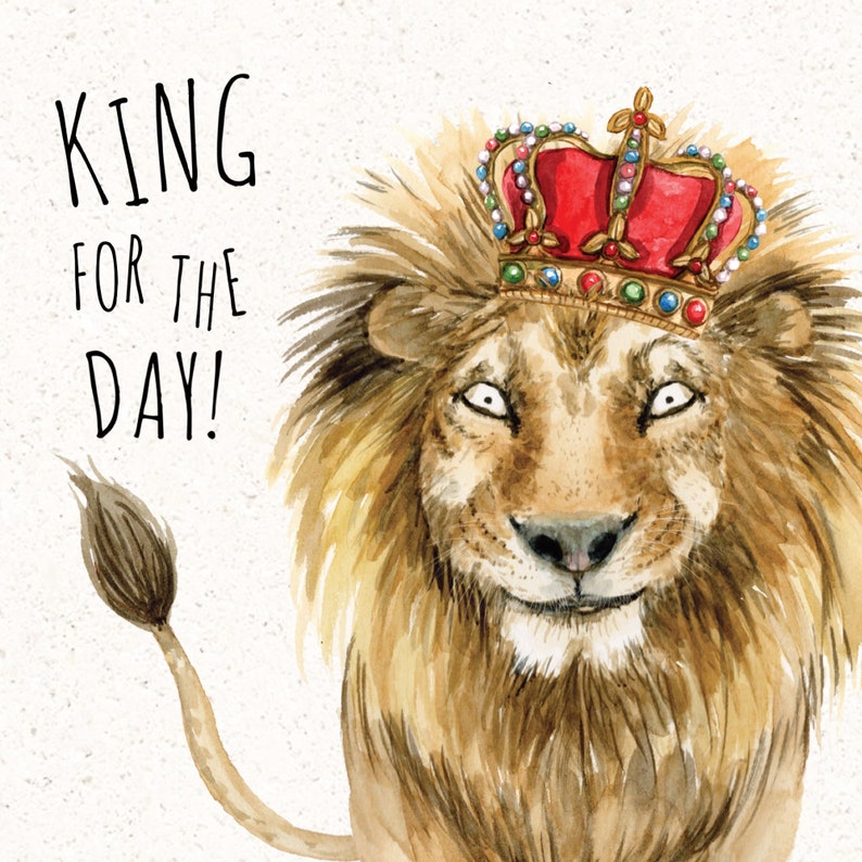 Op de afbeelding: Een aquarel-illustratie van een leeuw die een gouden kroon draagt met rode en groene juwelen. De leeuw heeft een serieuze uitdrukking en kijkt recht naar de kijker. De tekst "KING FOR THE DAY!" is in zwarte letters op een witte achtergrond geschreven.
