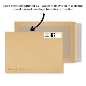 Może przedstawiać: Brązowa koperta z tektury z etykietą "Nie zginać" i naklejką Royal Mail. Koperta została zaprojektowana w celu zapewnienia dodatkowej ochrony.