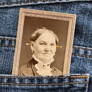 ¿Es eso un lápiz en tu oreja? Mini técnica mixta • Pequeño retrato de bolsillo • Arte original de 2" x 3" • Foto victoriana alterada • Regalo divertido y asequible