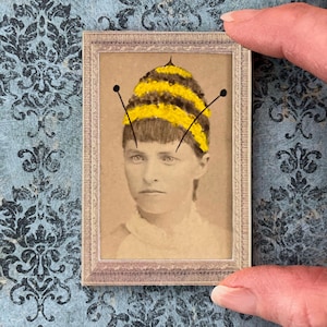 Miniatura de abeja reina en técnica mixta • Pequeño retrato de bolsillo • Arte original de 2" x 3" • Foto victoriana alterada, divertida y caprichosa • Regalo de arte divertido y asequible