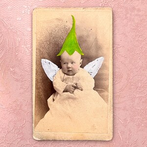Sweet Pea Foto vittoriana alterata • Antenato alterato • Mini opera d'arte con tecnica mista • Foto trovata alterata • Dolce piccolo regalo d'arte