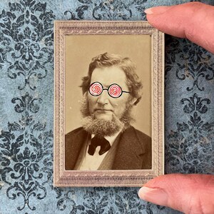 Minigafas de rayos X en técnica mixta • Pequeño retrato de bolsillo • Arte original de 2" x 3" • Foto victoriana alterada y caprichosa • Regalo de arte divertido y asequible