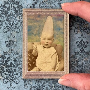 Conehead Baby Mini técnica mixta • Pequeño retrato de bolsillo • Arte original de 2" x 3" • Foto victoriana alterada caprichosa • Regalo de arte divertido y asequible