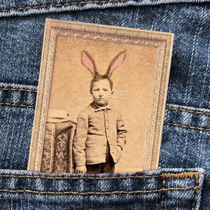Mini retrato de niño pequeño en técnica mixta • Pequeño retrato de bolsillo • Imán de arte original de 2" x 3" • Foto victoriana alterada • Regalo de arte divertido y asequible