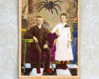 Cartolina vittoriana modificata • Ragno inquietante e dolci fratelli • Collage fotografico a tecnica mista • Arte dark academia