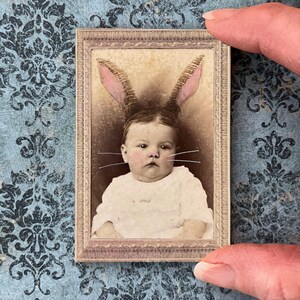 Lindo moño de bebé en técnica mixta • Pequeño retrato de bolsillo • Imán de arte original de 2" x 3" • Foto victoriana alterada • Regalo de arte divertido y asequible