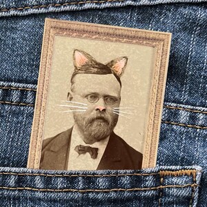 Mini retrato de hombre gato victoriano en técnica mixta • Pequeño retrato de bolsillo • Arte original de 2" x 3" • Foto victoriana alterada, divertida y caprichosa • Regalo de arte asequible