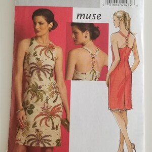 Peut inclure: Un patron de couture pour une robe avec un décolleté halter et un dos avec un détail de chaîne. Le patron est de Butterick et s'appelle "muse". Le numéro du patron est B4974 et les tailles sont 6-8-10-12.
