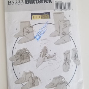 Peut inclure: Un patron de couture pour réaliser huit styles différents de chaussures pour enfants. Le patron est de Butterick et est étiqueté B5233. Le patron comprend des instructions pour la fabrication de mocassins, de bottes et d'autres styles de chaussures.