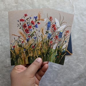 Carte de voeux Un pré de fleurs sauvages, coquelicots, herbe de la pampa, pinceau indien, bleuets