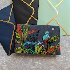 Schitterende wenskaart God of Air, vogelkunst, Quetzal-vogel, tropische bomen, vogelkaart