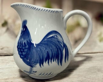 Vtg Cardinal, Inc Blue & White Pitcher Farmhouse Kitchen Decor (E2)