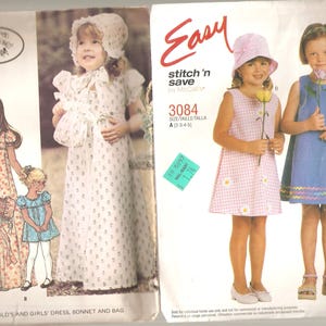 Puede incluir: Patrón de costura vintage con ilustraciones de vestidos, gorros y bolsos para niños. El patrón incluye un vestido con estampado floral, un vestido de cuadros con detalles de margaritas y un vestido azul con dobladillo en zigzag. El texto "Easy stitch 'n save" es visible.