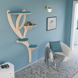 Krabpaal van multiplex met kussens: modern kattenmeubel aan de muur