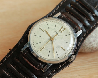 men's wrist watches Pobeda , 15 jewels, Manual winding mechanical wrist watches, working order, with brown leather bracelet