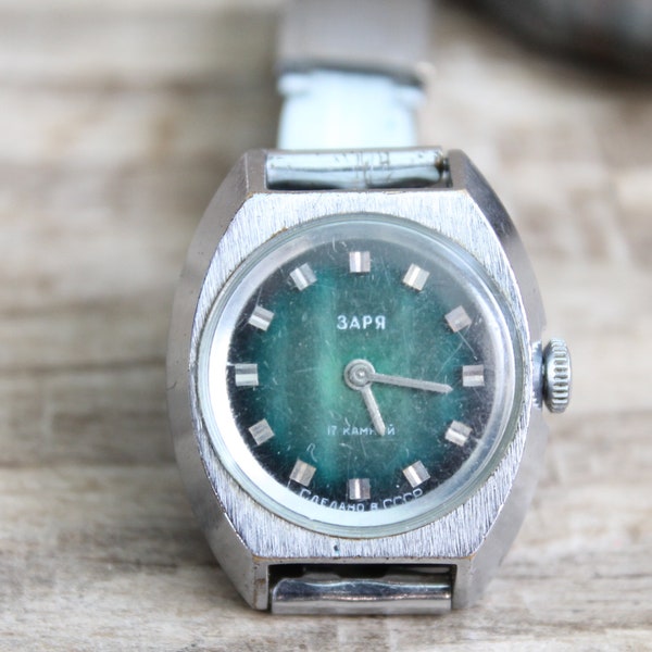 Mesdames montre Zaria soviétique vintage mécanique montres-bracelets fonctionnant 17 rubis remontage manuel / cadeau pour collectionneur de montres / montre de collection