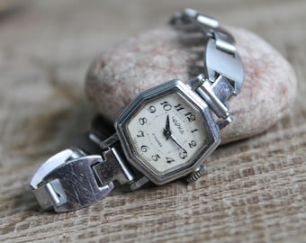 ladies wristwatches, women's watch, gifts for her,  Chaika / USSR mechanical wrist watches in working order / 17 jewels Manual winding