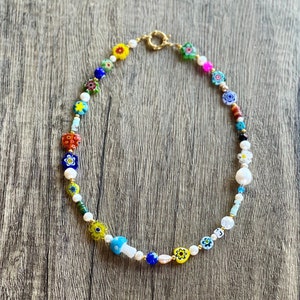 Y2Kネックレス、グルーヴィーなネックレス、2000年代風、気まぐれなジュエリー、遊び心のあるアクセサリー、楽しい軽やかなチョーカー、カラフルなパールネックレス、Y2Kチョーカー