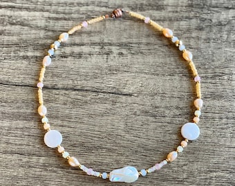 Barokke parel, parelketting, sierlijke parelketting, edelsteenchoker, parelchoker, delicate kralenchoker, helende sieraden, handgemaakte parel