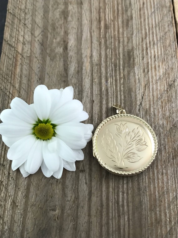 9ct Gold Locket / Gold Flower Locket / Flower Lock
