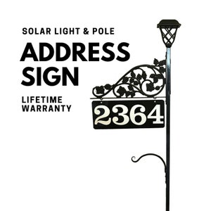 Puede incluir: Letrero de direcci&oacute;n de metal negro con luz solar y poste. El letrero tiene un dise&ntilde;o decorativo de desplazamiento y el n&uacute;mero 2364 se muestra en blanco sobre un fondo negro. El letrero dice "Solar Light & Pole Address Sign Lifetime Warranty".