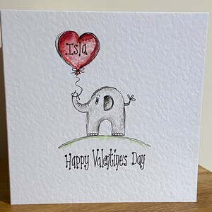 Cartão de dia dos namorados desenhado à mão. Elefante e balão. Pode ser personalizado