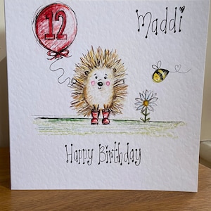Ouriço fofo em galochas, cartão de aniversário ou Dia das Mães. Ilustrado à mão e desenhado sob encomenda. Pode ser personalizado