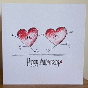 Biglietto di anniversario per coppia di cuori disegnato e illustrato a mano. Può essere personalizzato