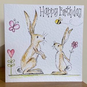 Tarjeta de cumpleaños con forma de liebre hecha a mano e ilustrada a mano. Se puede personalizar.