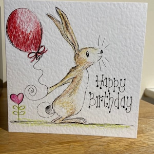 Biglietto di auguri di compleanno ispirato alla lepre marrone noce disegnato a mano. Può essere personalizzato