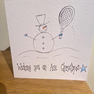 Carte de Noël de joueur de tennis bonhomme de neige dessiné main. Peut être personnalisé