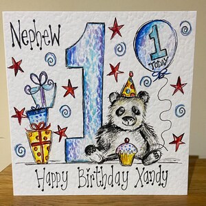 Cartão de Natal personalizado ilustrado à mão. Panda e presentes. Obra de arte original
