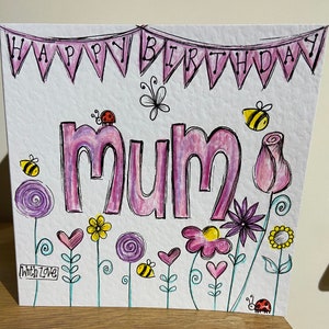 Met de hand getekend om verjaardagskaart voor moeder te bestellen. Roze bloemontwerp. Geïllustreerd kunstwerk. Kan worden gepersonaliseerd.
