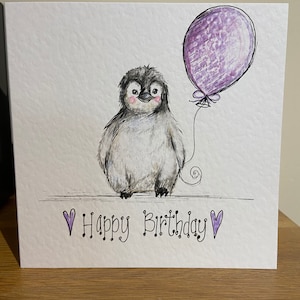 Carte d’anniversaire de bébé pingouin dessinée individuellement à la main. Peut être personnalisé